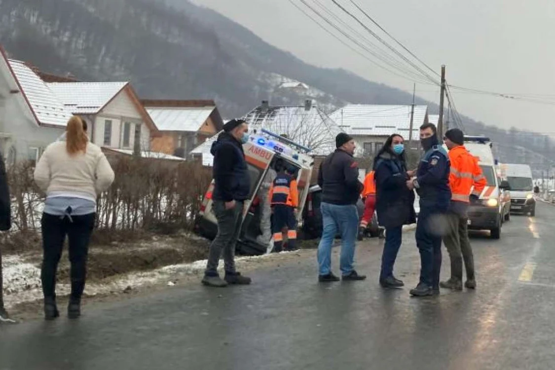 În urma impactului ambele autoturisme au fost proiectate în şanţ