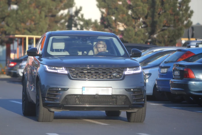 Din uşa maşinii, i-a dat cerşetoarei 50 de lei