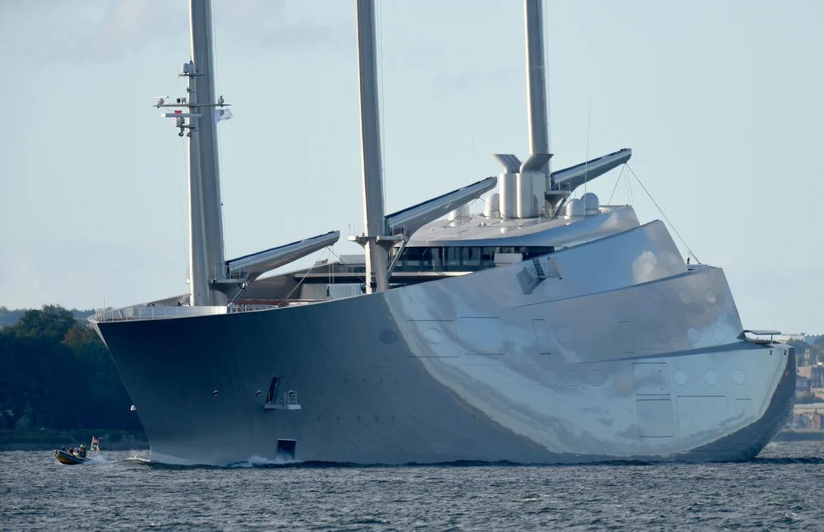Iaztul futurist stă de aproximativ 4 ani în Portul Trieste. FOTO: AFP