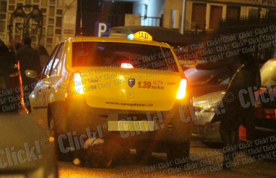
    Femeia a intrat cu totul sub maşină (foto: Alex Muscaliu)  