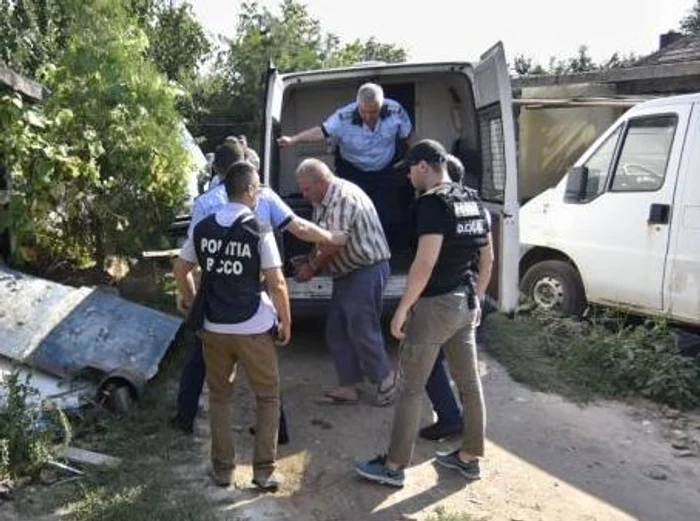 Gheorghe Dincă a fost adus la locuința sa, unde anchetatorii caută noi dovezi Foto: Inquam Photos / Bogdan Dănescu