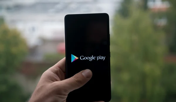 Smartphone aplicatie google play piata aplicatii FOTO Shutterstock