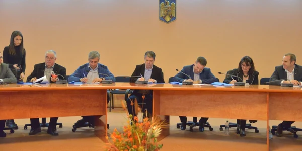 Autorităţile locale au semnat protocolul de înfijnţare a şcolii