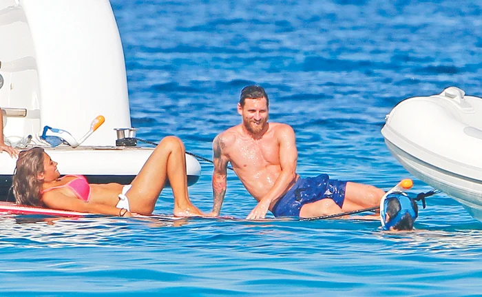 Messi şi soţia lui s-au bronzat în largul plajelor de la IbizaFoto: Guliver/ Splashnews