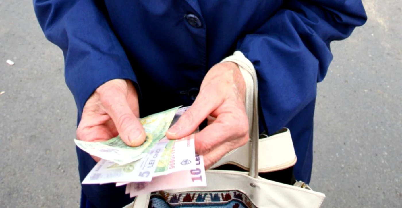 
    Pensionarii ar urma să primească și ei mai mulți bani începând de anul viitor   