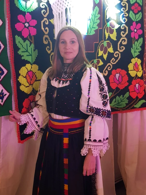 Simona Amânar a purtat costumul popular cu mândrie FOTO Claudia Untaru