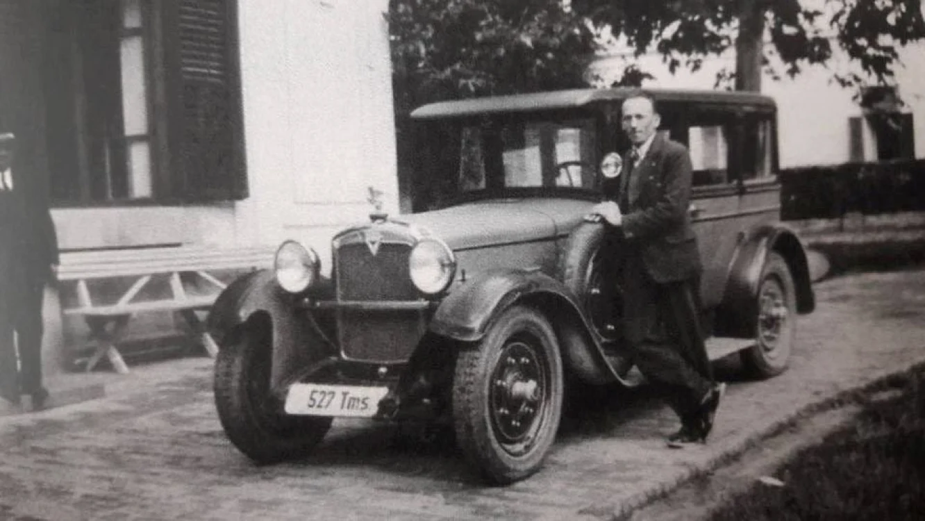 Autoturismul marca Adler cu numărul 527-Tms
