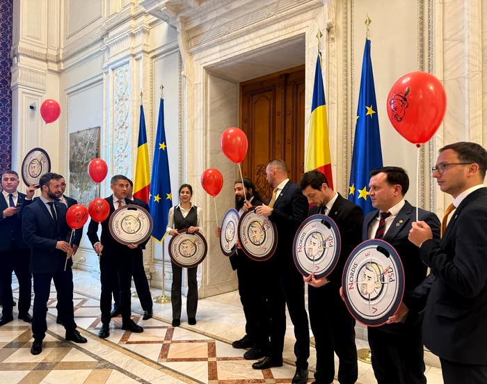 Membrii AUR în fața biroului șefului Camerei Deputaților, Ciprian Șerban FOTO Adevărul 
