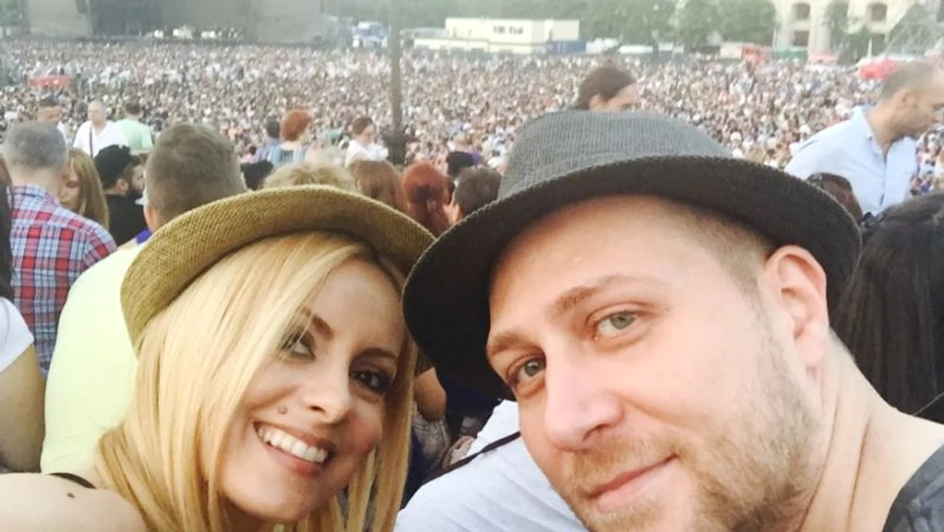 
    Simona s-a "topit" de sete la concertul lui Robbie Williamsfoto: arhiva personală  
