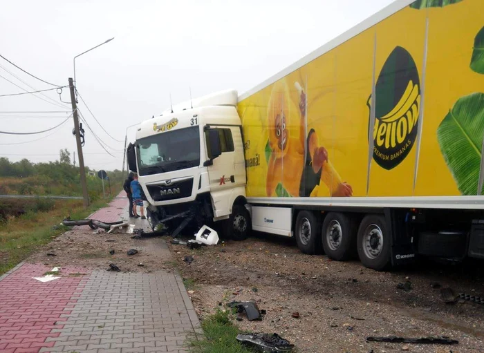TIR-ul în care a intrat mașina transporta legume FOTO DRDP Timișoara