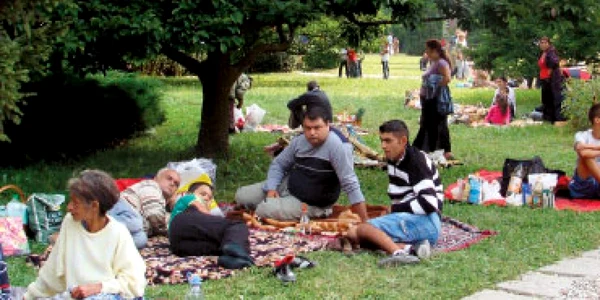 Pelerinaj cu mici, bere şi manele