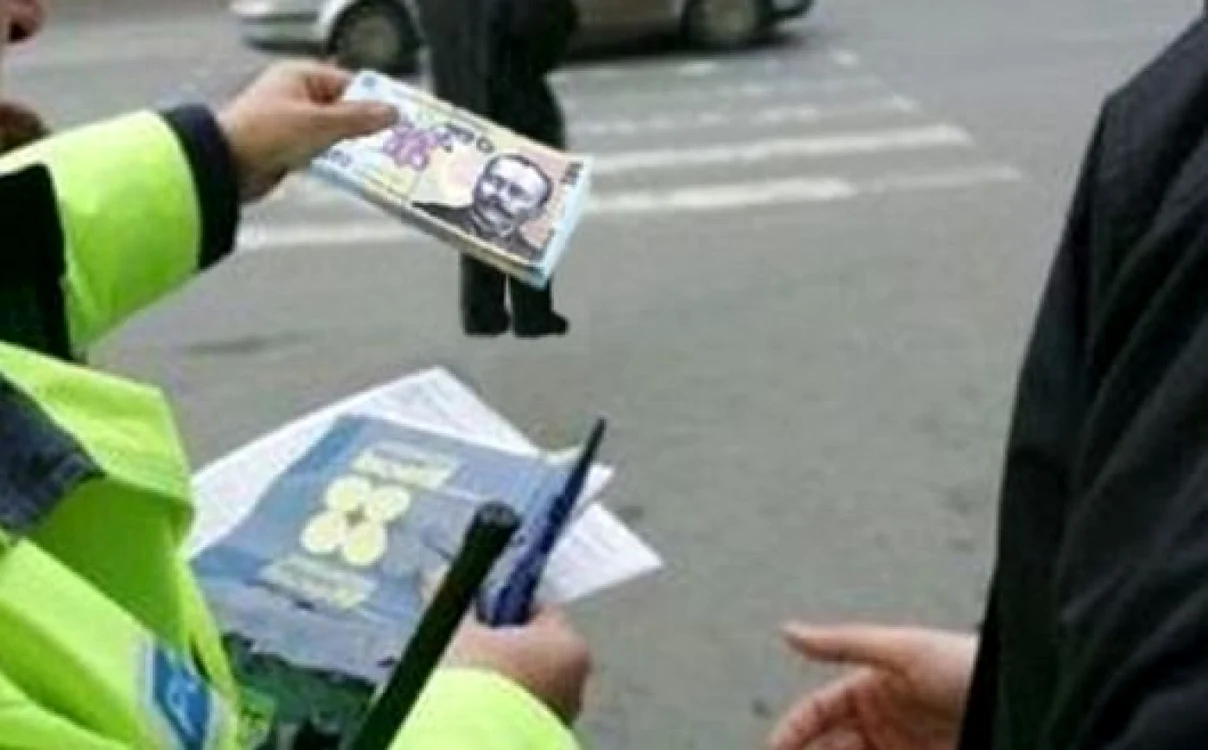 Bărbatul s-a încăpăţânat să ofere bani, deşi poliţistul refuzase să îi restituie actul Foto: Adevărul