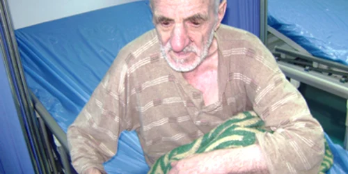 Bacău: Septuagenar orb abandonat de fiica lui la Urgenţe