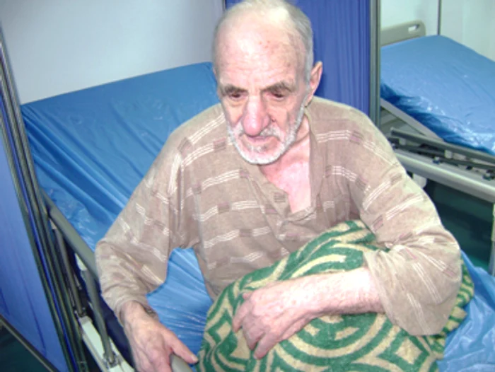 Bacău: Septuagenar orb abandonat de fiica lui la Urgenţe