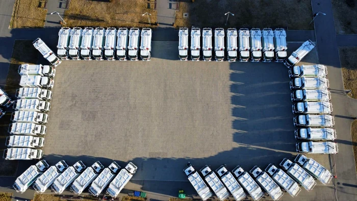 Flota de maşini şi autospeciale destinate ridicării gunoiului. FOTO: CJ Dâmboviţa