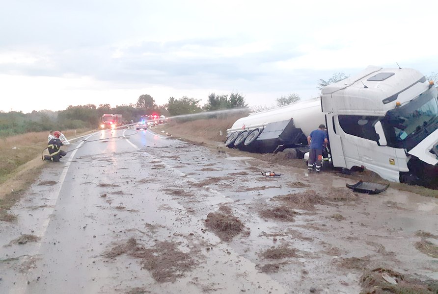 Tragedie evitată miraculos la Vaslui. O mașină s-a lovit violent de o cisternă încărcată cu zeci de tone de combustibil