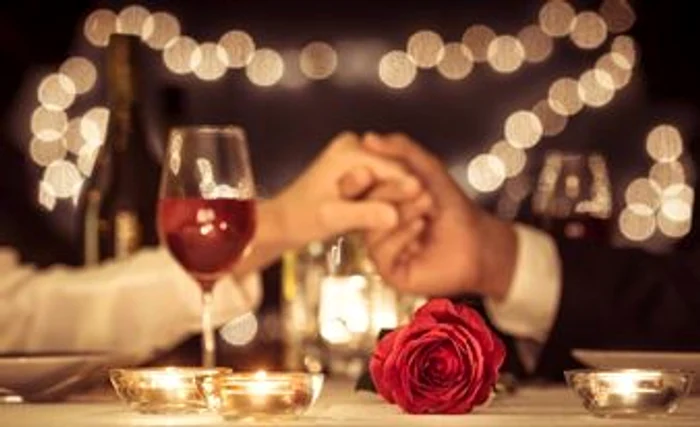 Dacă nu aveţi posibilitatea să ieşiţi în oraş, aşteaptă-l acasă cu o cină romantică preparată chiar de tinefoto: shutterstock