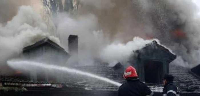 Incendiul a cuprins acoperişul clădirii. Arhivă