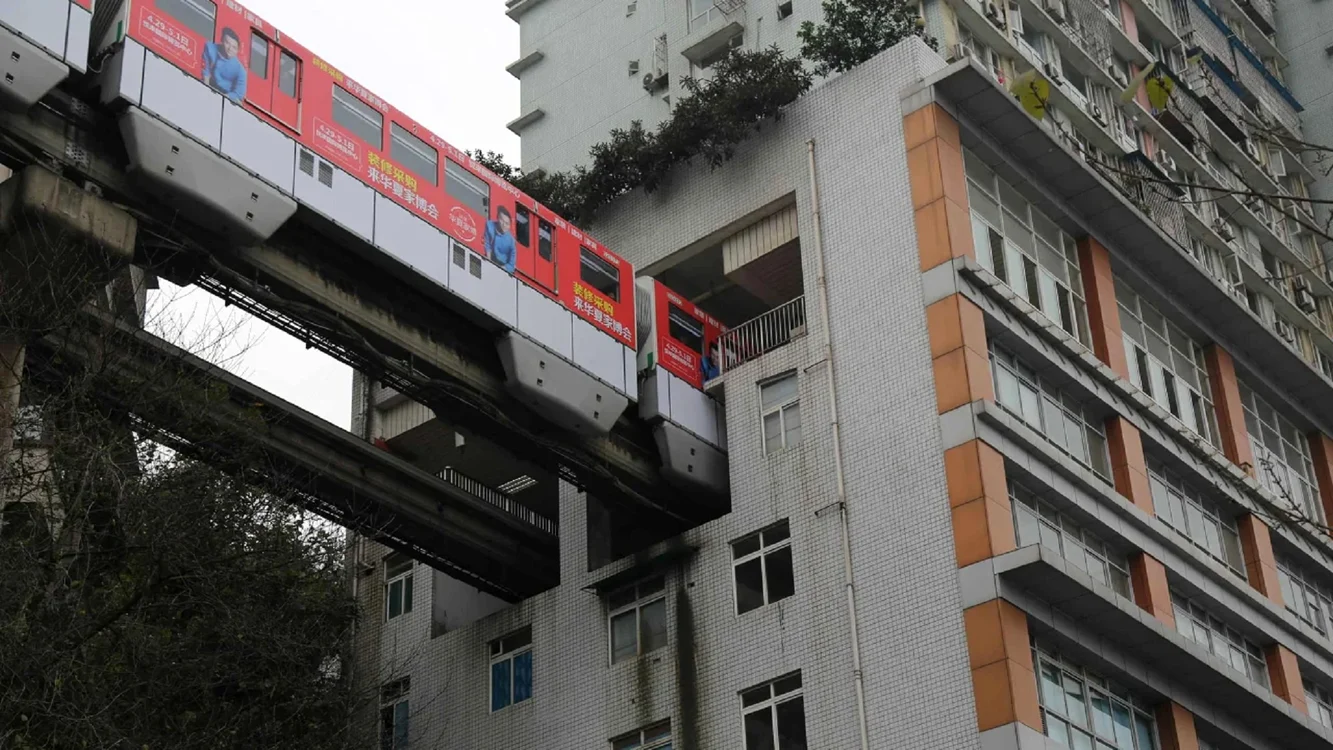 Metroul trece printr-o clădire / foto: Getty Images