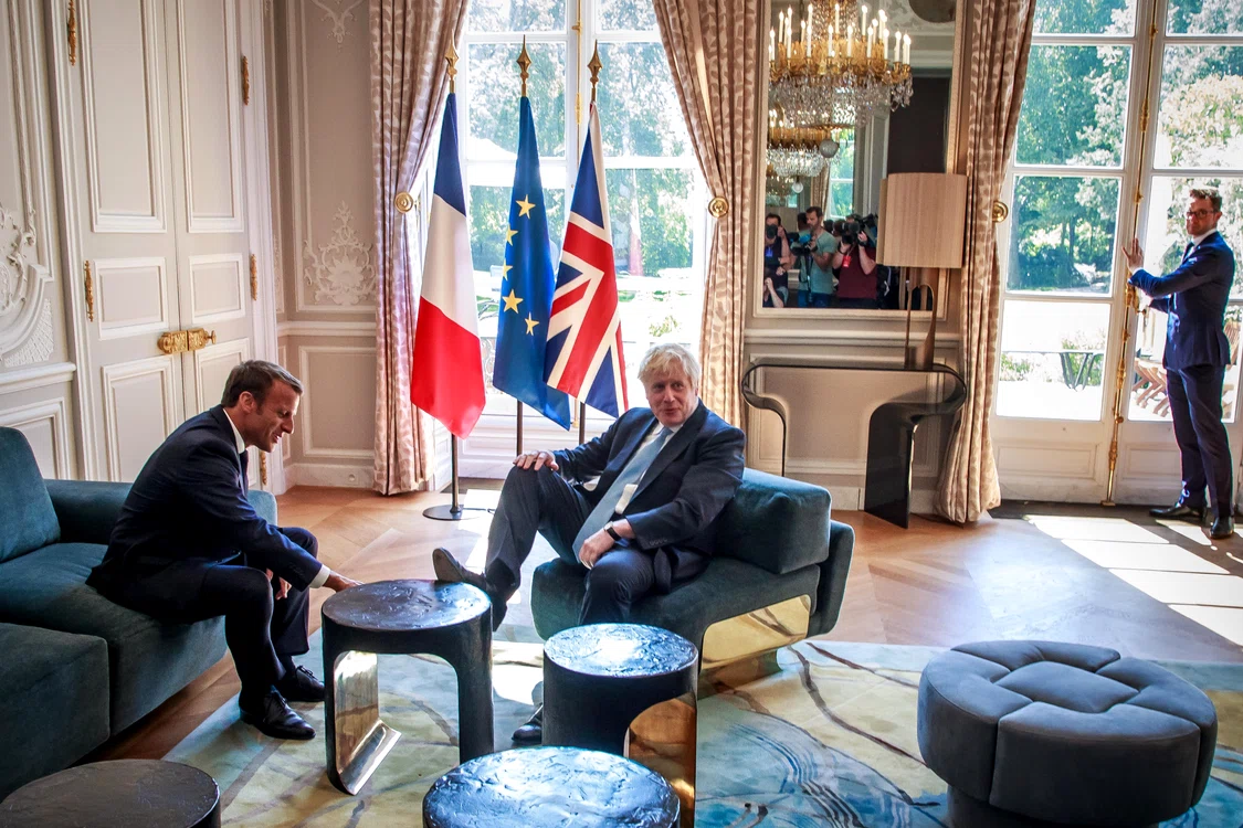 
    Boris Johnson, cu piciorul pe masă la Palatul ElyseeFoto EPA_EFE  