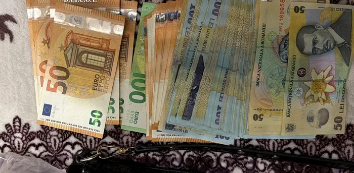 Sume mari de bani găsite la percheziții FOTO: Poliția Română