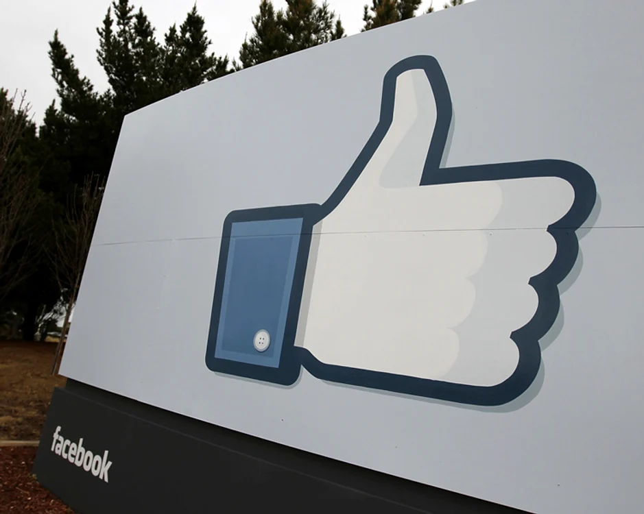 Facebook, fenomenul căruia îi pot cădea pradă cei naivi.