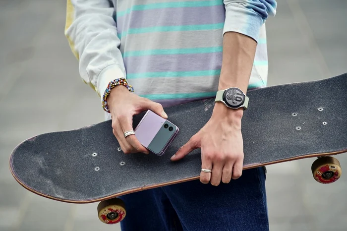 Samsung Galaxy Flip 3 şi ceasul Watch4 Classic