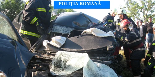 Patru oameni au fost răniţi, dintre care doi sunt în stare foarte gravă, după ce un Opel a lovit un stâlp electric (arhiva)