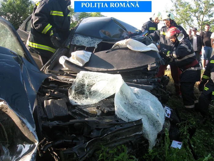 Opel-ul strivit de un tir in care a murit, pe Valea Oltului, cetateanul sirian