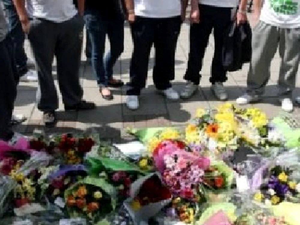 Prietenii adolescentului îi dau putere mamei îndurerate