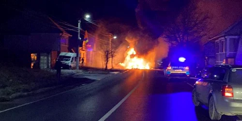 TIR plin cu baloţi în flăcări pe DN 14 în Slimnic - Sibiu cu trafic blocat total Foto Adevărul 