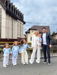 Laura Cosoi, alături de soțul ei, Cosmin Curticăpean, și de cele 4 fiice ale lor, Rita, Vera, Aida și Lara Instagram 2 jpg