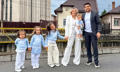 Laura Cosoi, alături de soțul ei, Cosmin Curticăpean, și de cele 4 fiice ale lor, Rita, Vera, Aida și Lara   Instagram 2 jpg