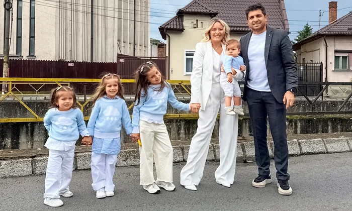 Laura Cosoi, alături de soțul ei, Cosmin Curticăpean, și de cele 4 fiice ale lor, Rita, Vera, Aida și Lara   Instagram 2 jpg