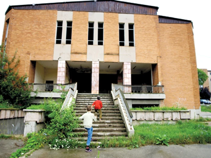 Hunedoara: Hunedorenii beau, dorm şi fac sex la cinema