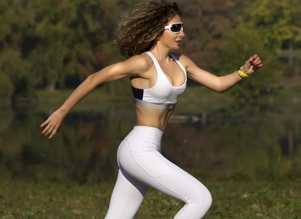 
    Este adepta dietelor și a sportului  