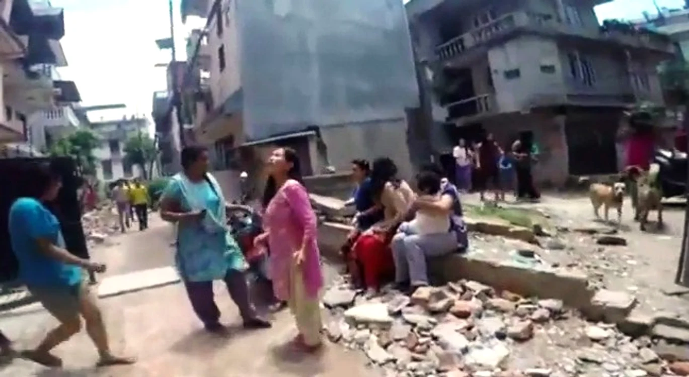 
    Locuitorii din Kathmandu se tem că vor muri cu toții din cauza cutremurelor captură: YouTube  