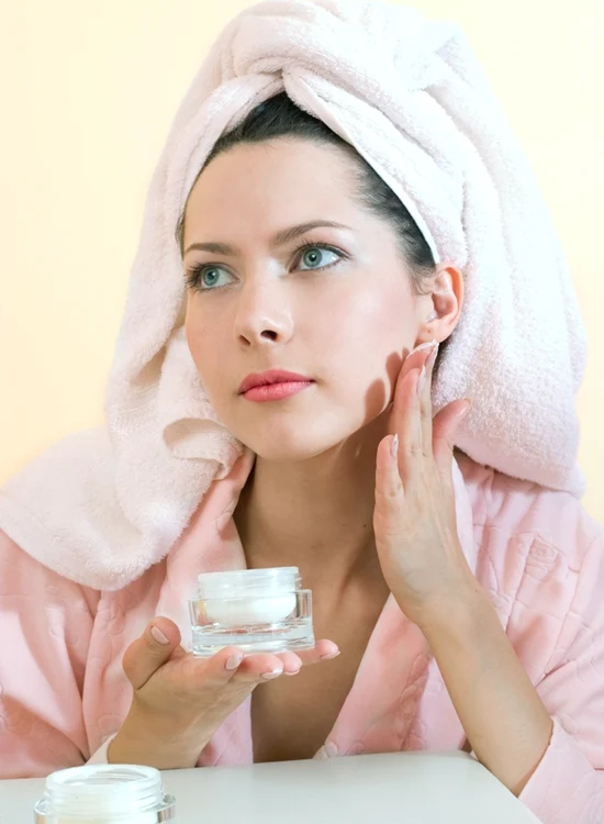 
    Oricât de bine ţi-ar face crema ta de faţă, tot e bine să o schimbi, după 3 luni  