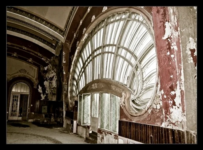 Din 2007, clădirea Cazinoului din Constanța s-a degradat și a devenit o ruină