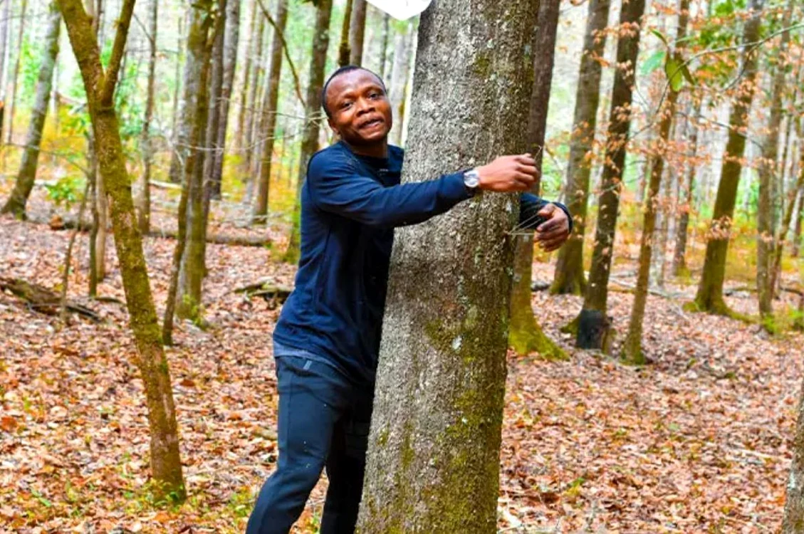 Abubakar Tahiru, îmbrățișând un copac