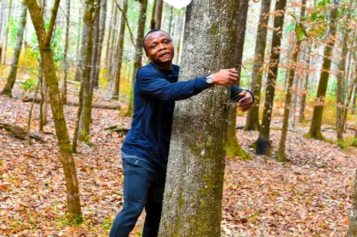 Abubakar Tahiru, îmbrățișând un copac