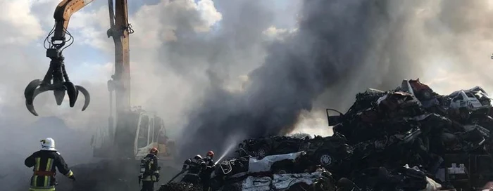 Incendiu la depozitul aflat la marginea Timişoarei, la ieşirea spre Şag FOTO ISU Timiş