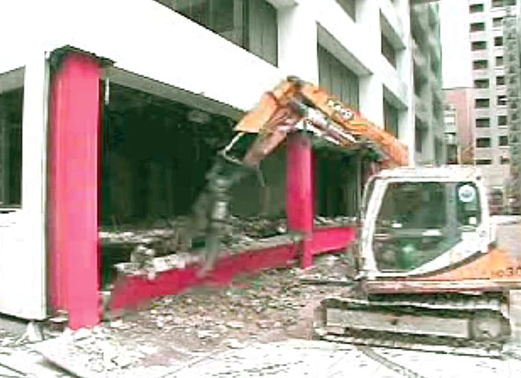 Muncitorii sparg toţi pereţii  din beton şi strâng  molozul de sub clădire