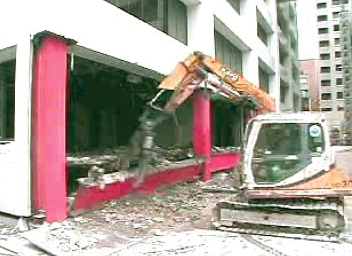 Muncitorii sparg toţi pereţii  din beton şi strâng  molozul de sub clădire