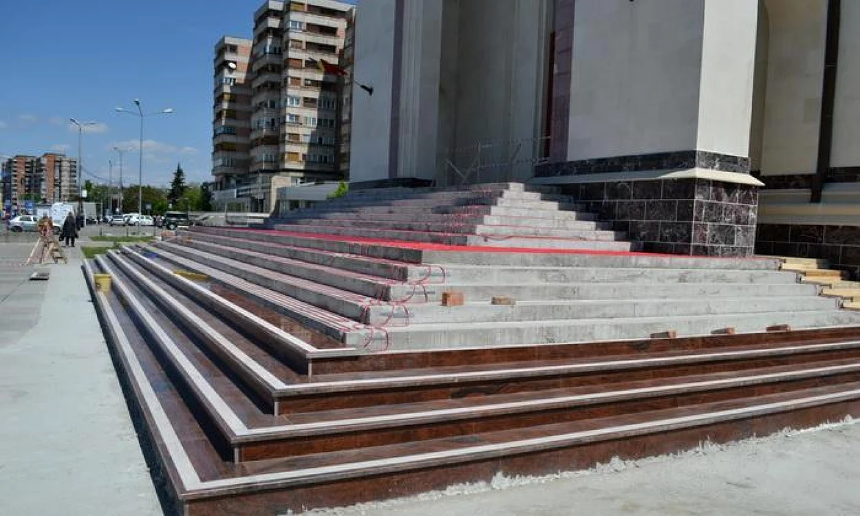 Scarile de la Catedrala din Centrul Civic Foto-evihoreanul.ro