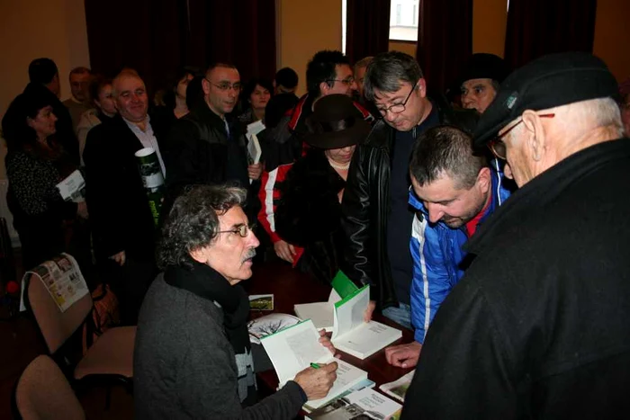 Emanuel Tânjală şi-a lansat cartea "Jurnalul unu fotograf" la Focşani