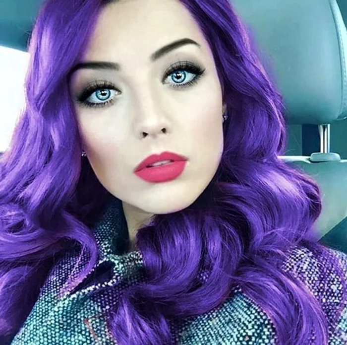 Elena le-a arătat fanilor ei cum îi stă cu părul mov