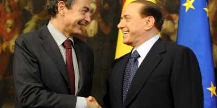 Luis Zapatero (stânga) şi italianul Silvio Berlusconi, doi premieri răsturnaţi de criză