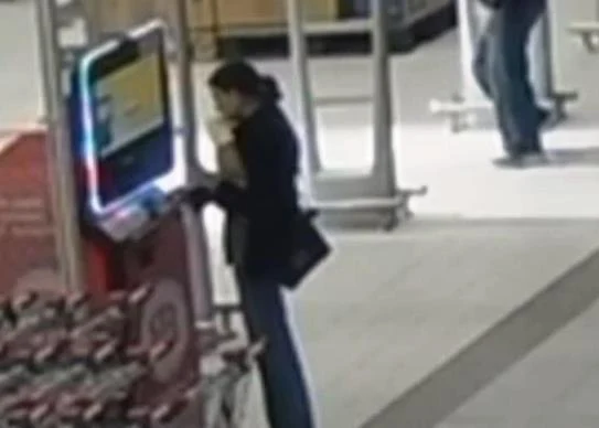 O femeie a vrut să trimită 100.000 de lei unor escroci, dar a fost salvată în ultimul moment de un polițist