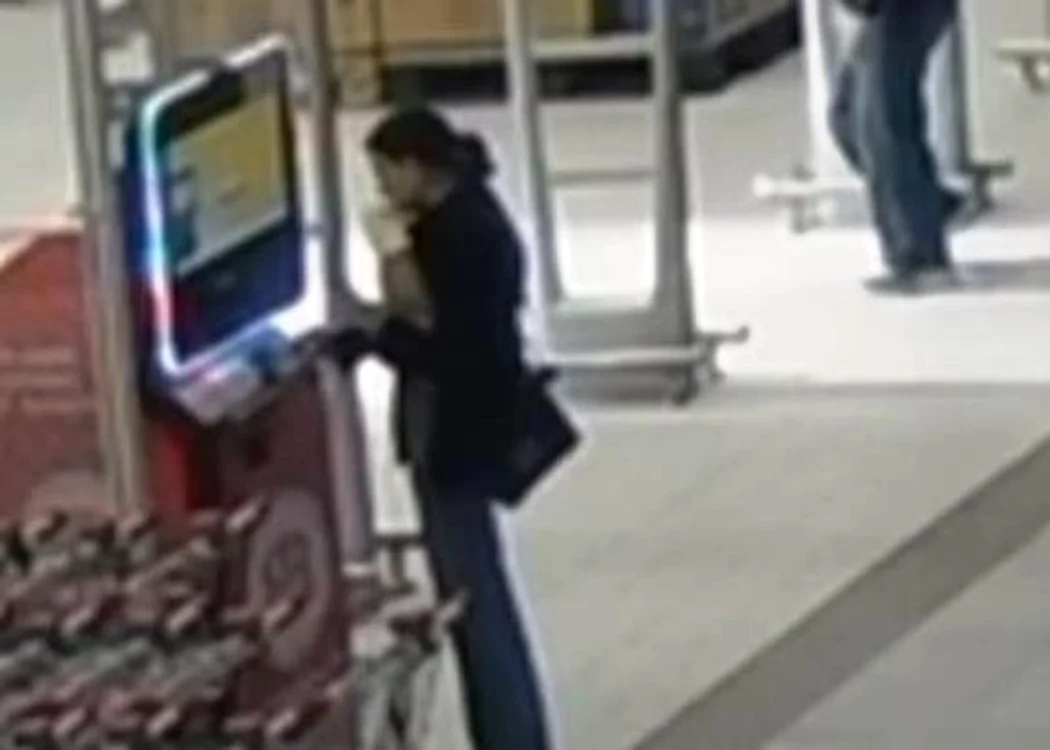 Femeia, surprinsă de camerele de supraveghere când trimitea bani FOTO: captură video